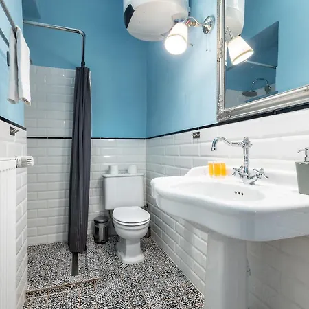 Апартаменты Charming 1 Bedroom In The Center Of *