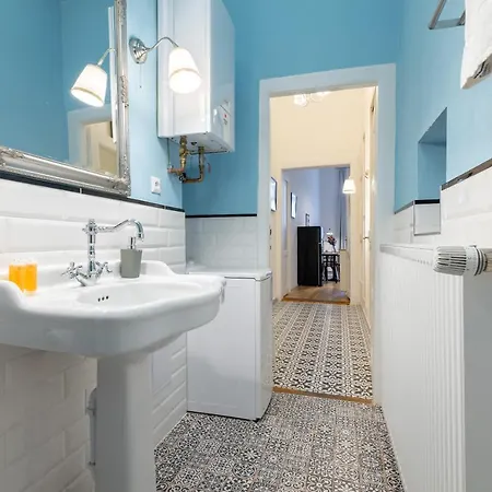 Апартаменты Charming 1 Bedroom In The Center Of *