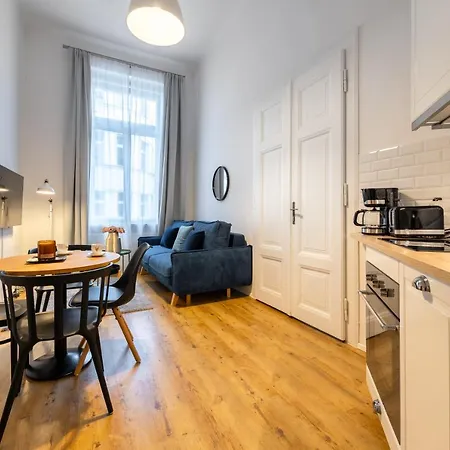 Апартаменты Charming 1 Bedroom In The Center Of *