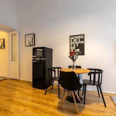 Charming 1 Bedroom In The Center Of Appartamento
